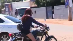 Motorcyclists ride without helmets and perform improper maneuvers in J. A. Saldívar