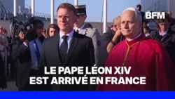 Emmanuel Macron accueille le pape Léon XIV à l'aéroport de Paris-Orly