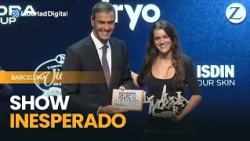 Momento inesperado: Amaia le da a Sánchez un cartel sobre Maricarmen