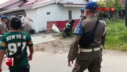 PADANG PUBLIC ORDER AGENCY REMOVES FENCE IN DADOK TUNGGUL HITAM
