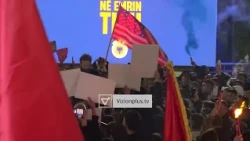 Protestë kundër “Hagës” në Prishtinë, të rinjtë deklarojnë se liria dhe pavarësia mbajnë emrin e UÇK