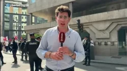 Violent mob surrounds Libertad Digital journalists, who have to be escorted by police